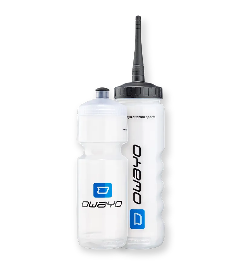 Dos botellas de agua transparentes con el logotipo de owayo, una con tapa negra y boquilla, la otra con tapa estándar.