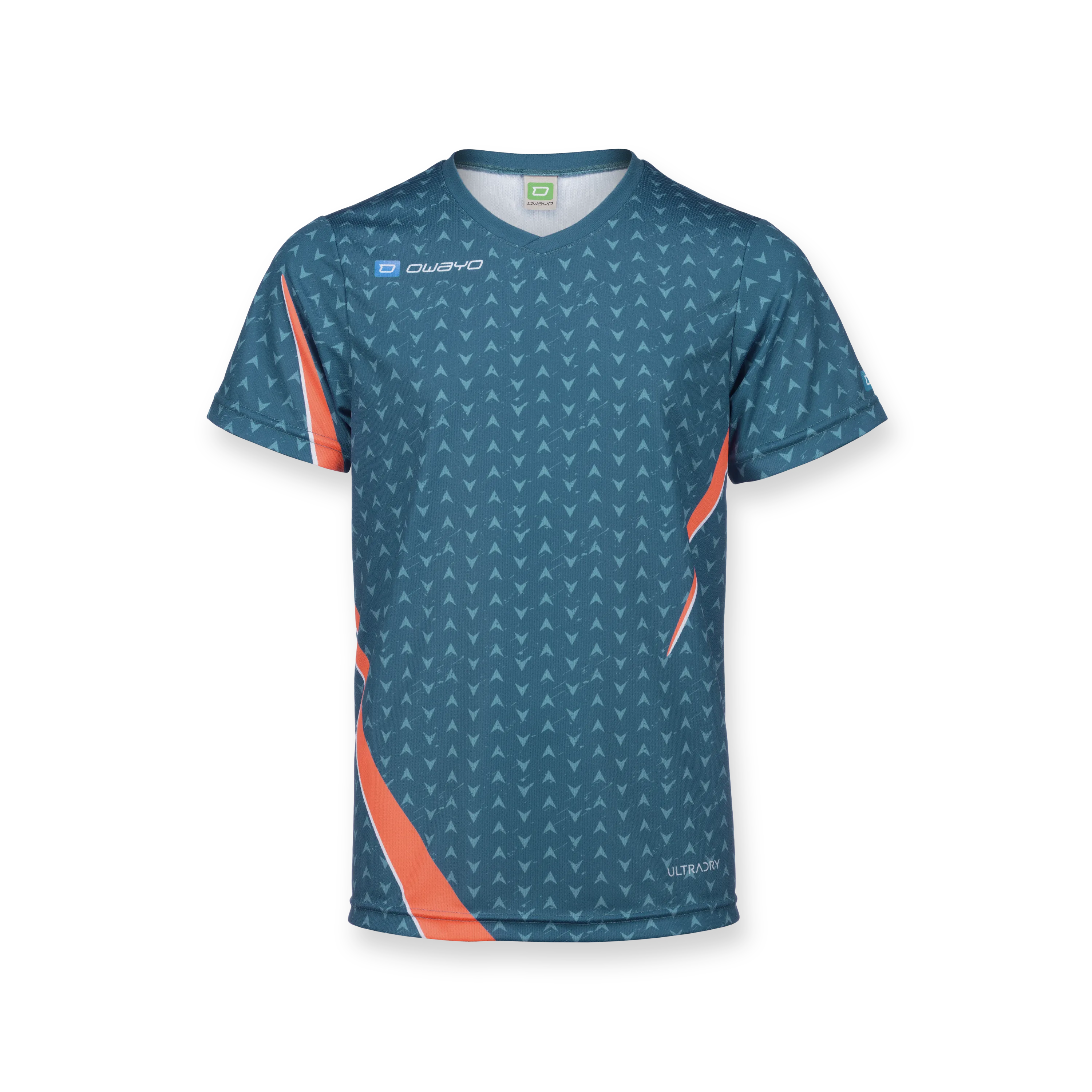 Una camiseta deportiva para niños en azul con un patrón geométrico y acentos naranjas.