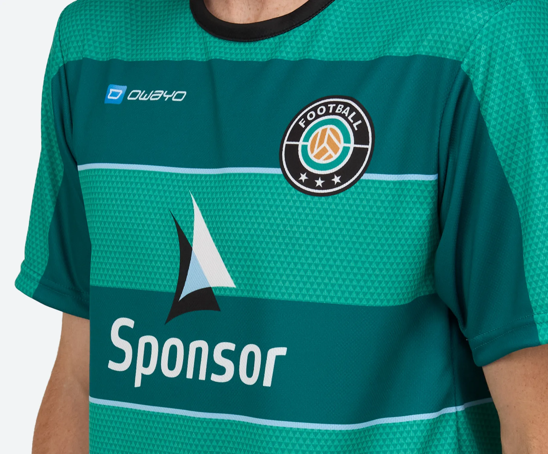 Camiseta de fútbol verde con patrones diagonales, logo y impresión de patrocinador.