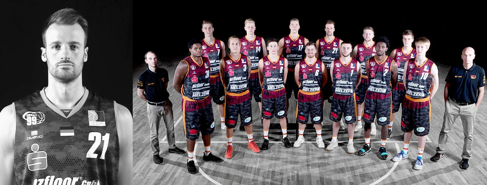 Un equipo de baloncesto con uniformes oscuros con detalles naranjas y rojos posa en una cancha de baloncesto, mientras que un hombre en primer plano lleva un uniforme con el número 21.