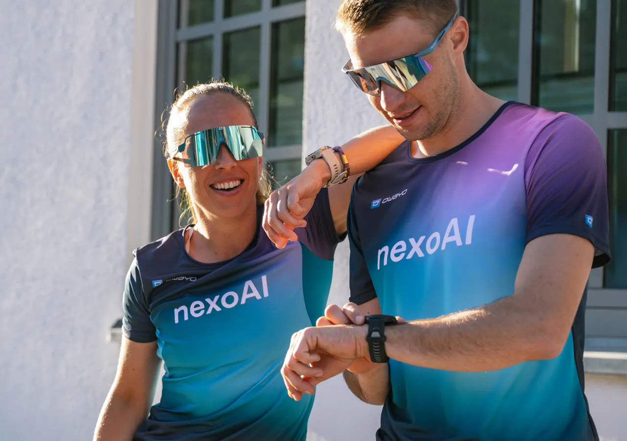 Dos personas vestidas de manera deportiva con camisetas personalizadas se divierten mientras miran sus relojes.