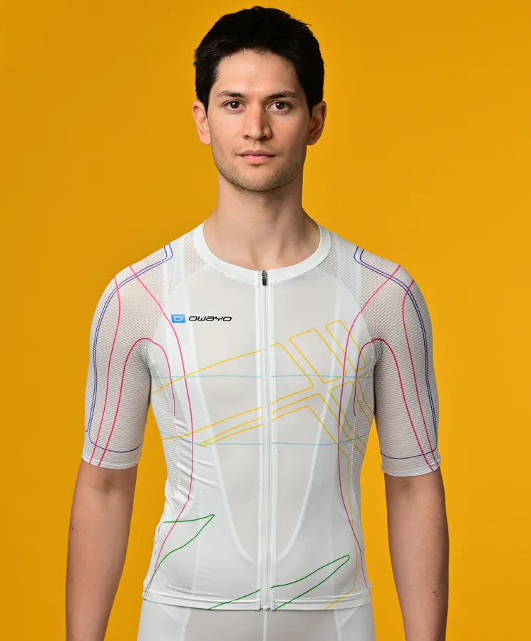 Un hombre lleva una camiseta deportiva blanca de manga corta con líneas de colores de owayo frente a un fondo amarillo.