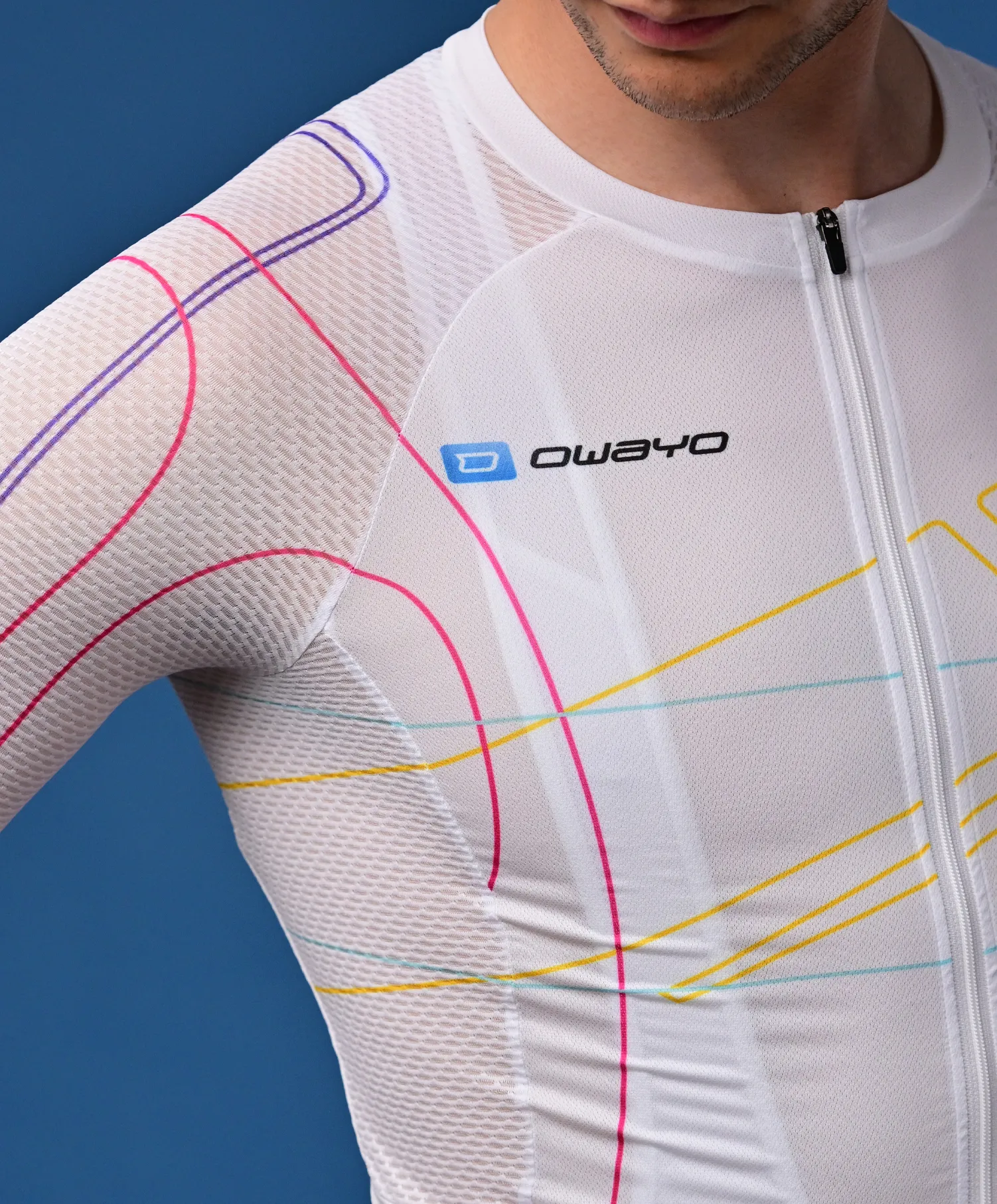 Un hombre lleva una camiseta deportiva blanca transpirable de owayo con líneas de colores y una cremallera delantera.