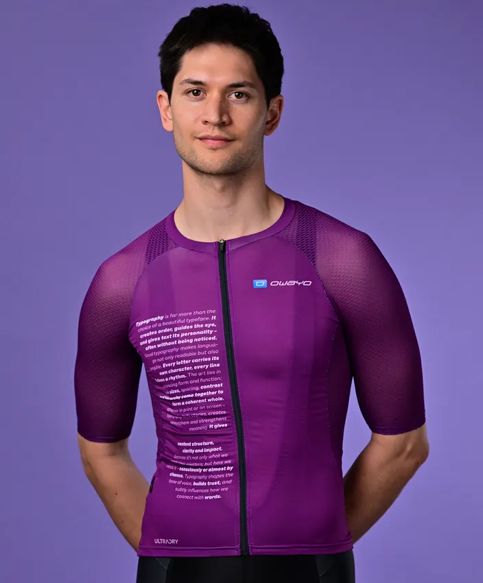 Un hombre con una camiseta deportiva morada de owayo con texto en el pecho y el logotipo de owayo en el lado derecho del pecho.