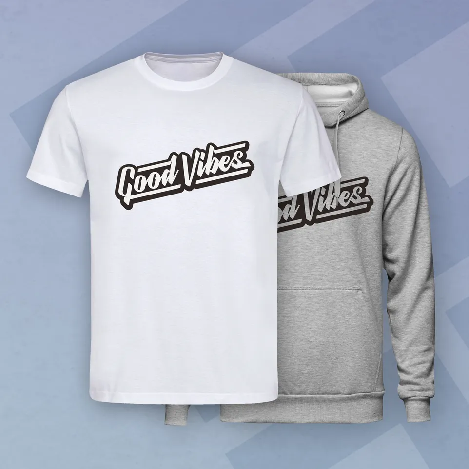 Una camiseta blanca y una sudadera gris con la impresión 'Good Vibes' de owayo.