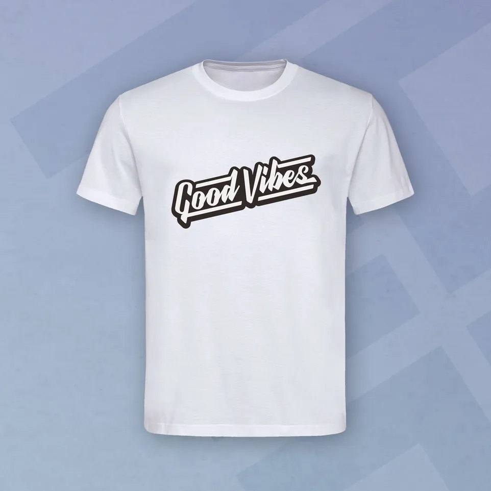 Una camiseta blanca con el texto 'Good Vibes' en una fuente estilizada.